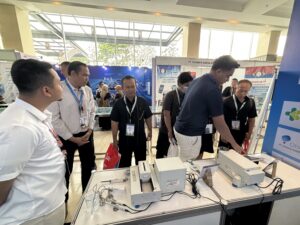 Analis menggunakan timbangan laboratorium kesehatan RADWAG untuk menimbang sampel