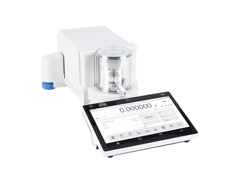 Analis menggunakan microbalance penimbangan filter di laboratorium lingkungan